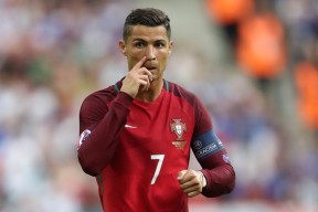 kaiyun体育综合-上海海港与对手激烈对抗，上港 上海海港